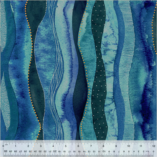 Ebb &amp; Flow – Cascade, Marine, (Halber Yard Schnitt) Baumwolle von Essoldo Design mit Windham Fabrics