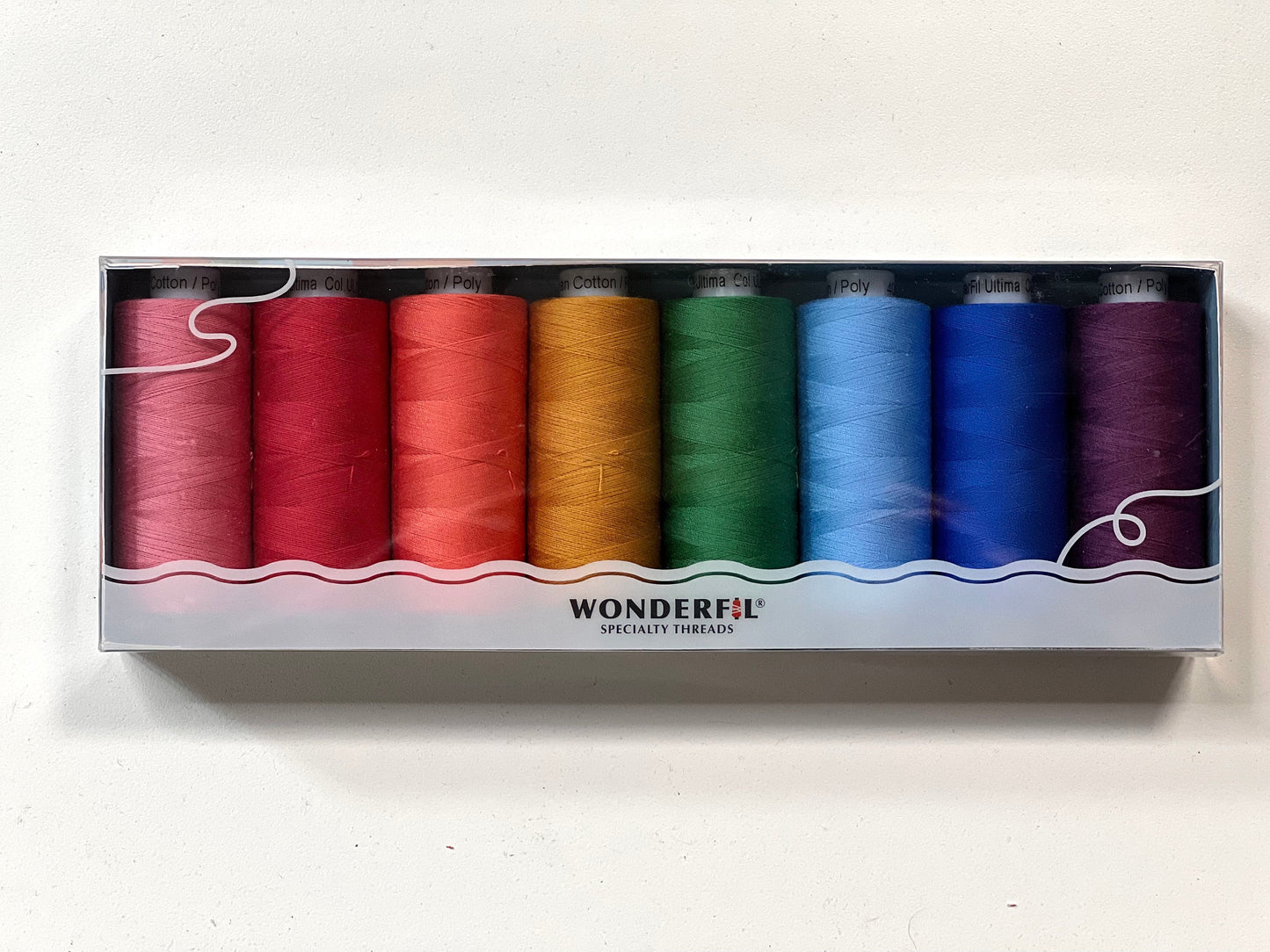 „Regenbogen ist meine Lieblingsfarbe“ von Mister Domestic – Wonderfil Ultima-Polyestergarn-Packung mit Baumwollfaden